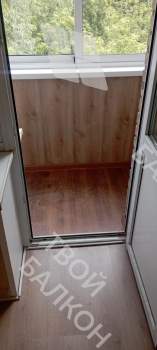Холодное остекление балкона с отделкой