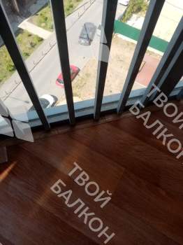 Отделка пола и потолка на балконе