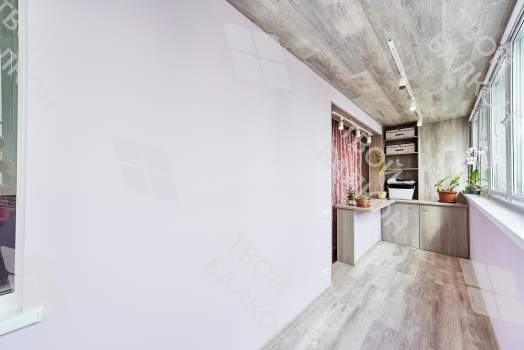 Объединение балкона с комнатой с отделкой и остеклением