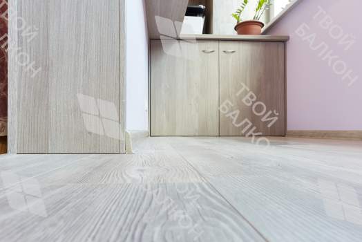 Объединение балкона с комнатой с отделкой и остеклением