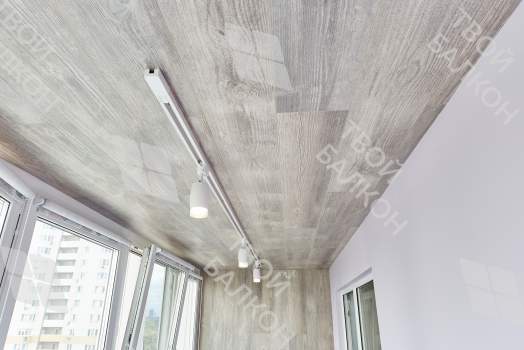 Объединение балкона с комнатой с отделкой и остеклением