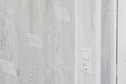 Отделка балкона МДФ панелями с эркерным остеклением Rehau