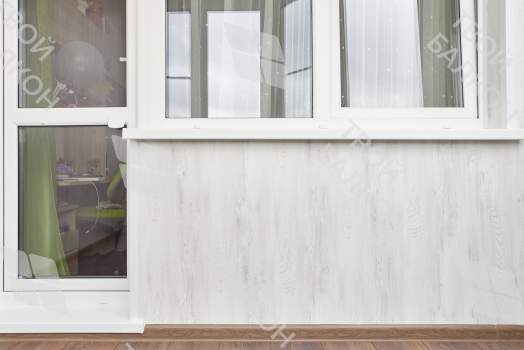 Отделка балкона МДФ панелями с эркерным остеклением Rehau