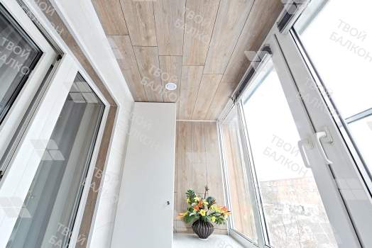 Отделка балкона ламинатом