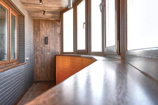 Отделка эркерной лоджии ламинатом и стеновым паркетом 