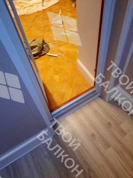 Отделка балкона панелями ПВХ и ламинат и установка кованого настенного плафона