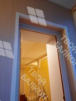 Отделка балкона панелями ПВХ и ламинат и установка кованого настенного плафона