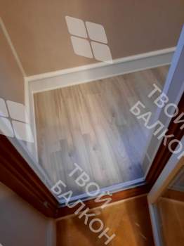 Отделка балкона панелями ПВХ и ламинат и установка кованого настенного плафона