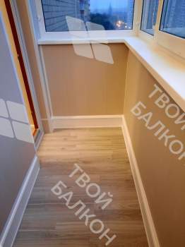 Отделка балкона панелями ПВХ и ламинат и установка кованого настенного плафона