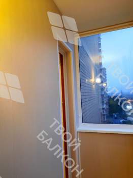 Отделка балкона панелями ПВХ и ламинат и установка кованого настенного плафона