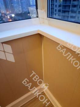 Отделка балкона панелями ПВХ и ламинат и установка кованого настенного плафона