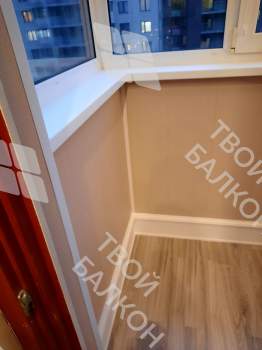 Отделка балкона панелями ПВХ и ламинат и установка кованого настенного плафона