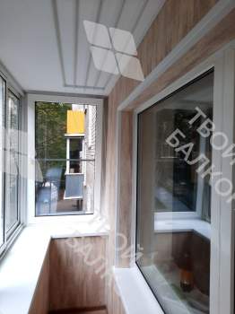 Холодное остекление и отделка П-образного балкона