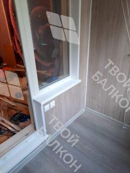 Отделка балкона под ключ ламинатом и натяжным потолком