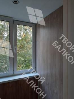 Отделка балкона под ключ ламинатом и натяжным потолком