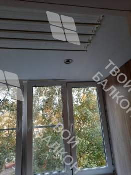 Отделка балкона под ключ ламинатом и натяжным потолком