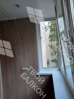 Отделка балкона под ключ ламинатом и натяжным потолком