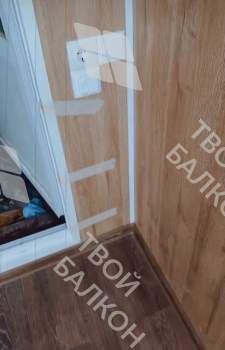 Панорамное остекление балкона и отделка ламинатом и панелями ПВХ