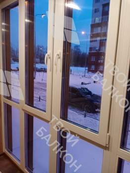 Панорамное остекление балкона и отделка ламинатом и панелями ПВХ