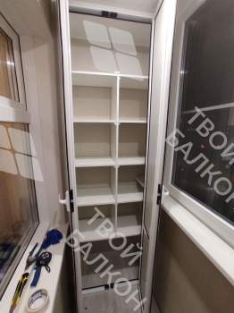 Установка на балконе трёх шкафов