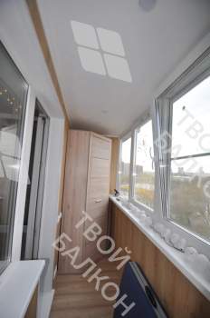 Остекление лоджии окнами с мультифункциональным стеклопакетом и отделка