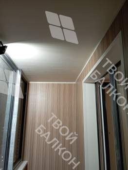 Отделка стен и потолка балкона ПВХ панелями