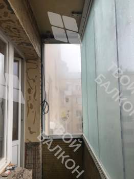 Отделка пола, стен и потолка  балкона разными материалами