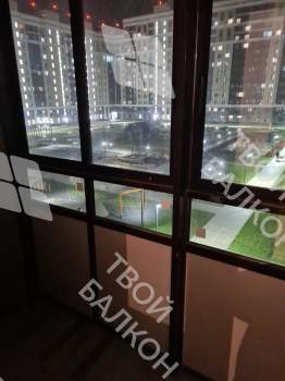 Панорамное остекление с тонировкой и отделка балкона