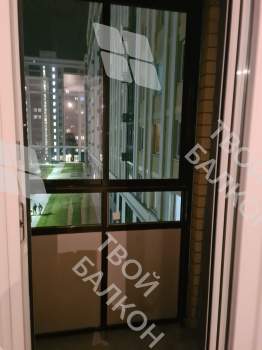 Панорамное остекление с тонировкой и отделка балкона