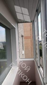 Холодное остекление PROVEDAL и отделка балкона ламинатом 33 класса.