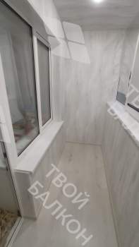 Отделка пола и потолка на балконе в кирпичном доме индивидуальной планировки