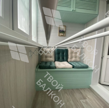 Хранение вещей и зона отдыха на балконе