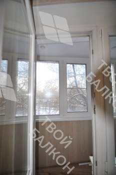 Остекление и отделка балкона ПВХ панелями и ламинатом