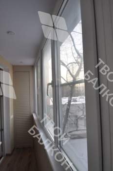 Остекление и отделка балкона ПВХ панелями и ламинатом