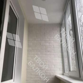 Отделка балкона декоративным камнем, ламинат и натяжной потолок