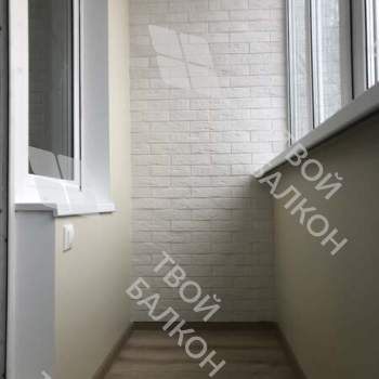 Отделка балкона декоративным камнем, ламинат и натяжной потолок