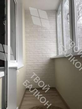 Отделка балкона декоративным камнем, ламинат и натяжной потолок