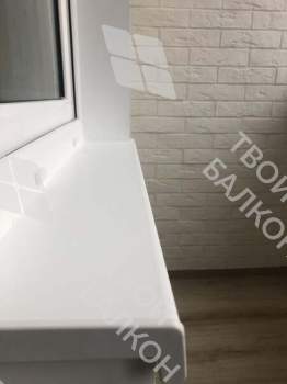 Отделка балкона декоративным камнем, ламинат и натяжной потолок