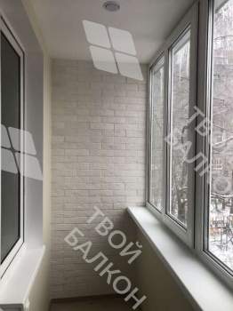 Отделка балкона декоративным камнем, ламинат и натяжной потолок