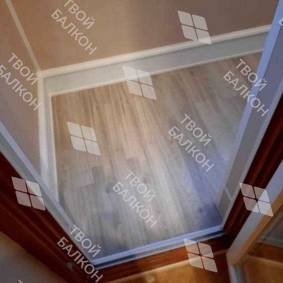Отделка балкона панелями ПВХ и ламинат и установка кованого настенного плафона