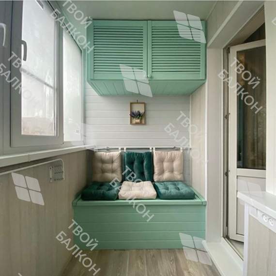 Хранение вещей и зона отдыха на балконе