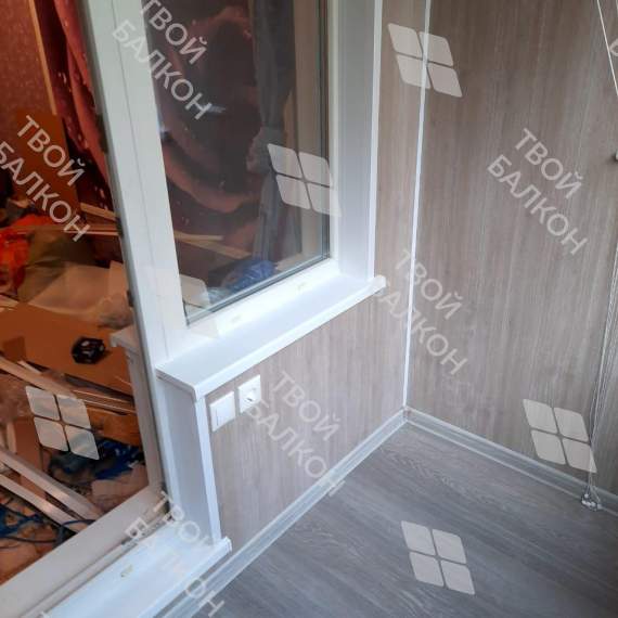 Отделка балкона под ключ ламинатом и натяжным потолком