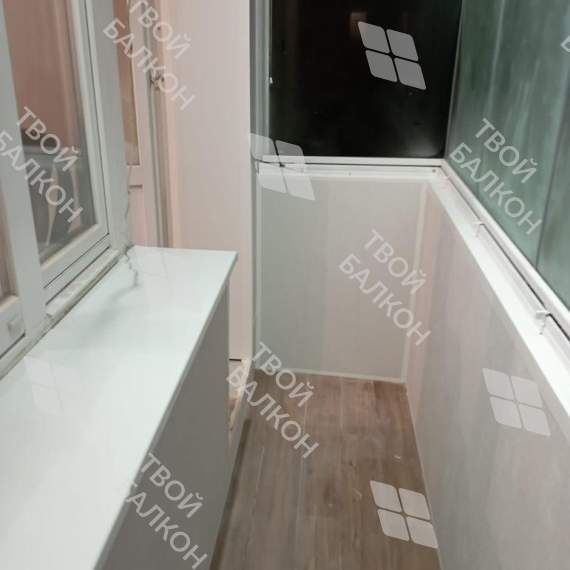 Отделка пола, стен и потолка  балкона разными материалами