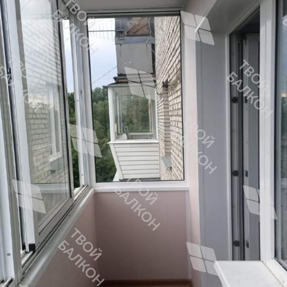 Холодное остекление PROVEDAL и отделка балкона ламинатом 33 класса.
