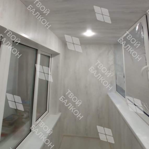 Отделка пола и потолка на балконе в кирпичном доме индивидуальной планировки