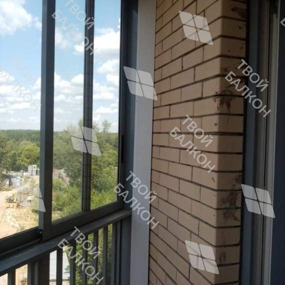 Отделка пола и потолка на балконе