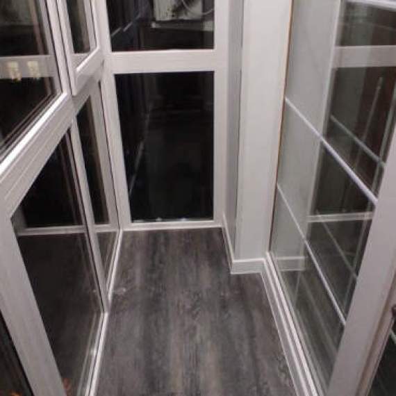 Панорамное остекление и отделка п-образного балкона с утеплением