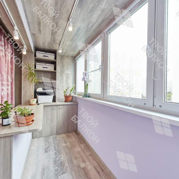 Объединение балкона с комнатой с отделкой и остеклением