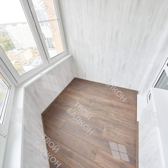 Отделка балкона МДФ панелями с эркерным остеклением Rehau