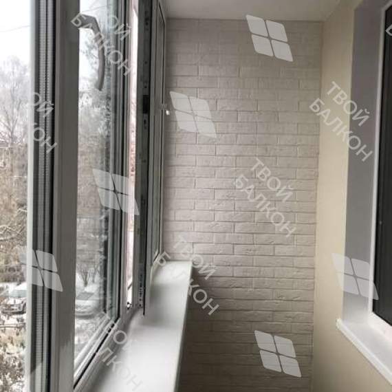 Отделка балкона декоративным камнем, ламинат и натяжной потолок